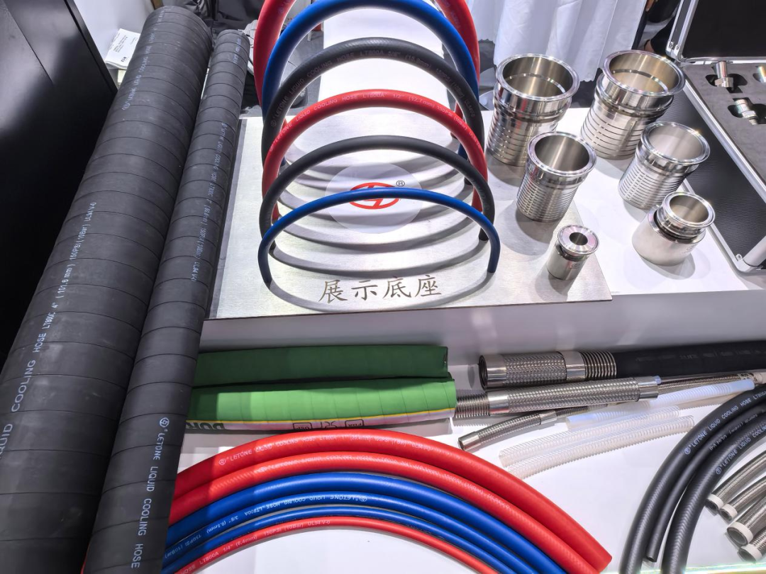 Liquid-cooled flexible hoses for data center renovation: a flexible and adaptable core carrier for u